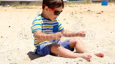 快乐的孩子夏天<strong>在海滩上</strong>玩沙子。 孩子们<strong>在</strong>沙滩<strong>上玩耍</strong>。 这种活动有利于感官
